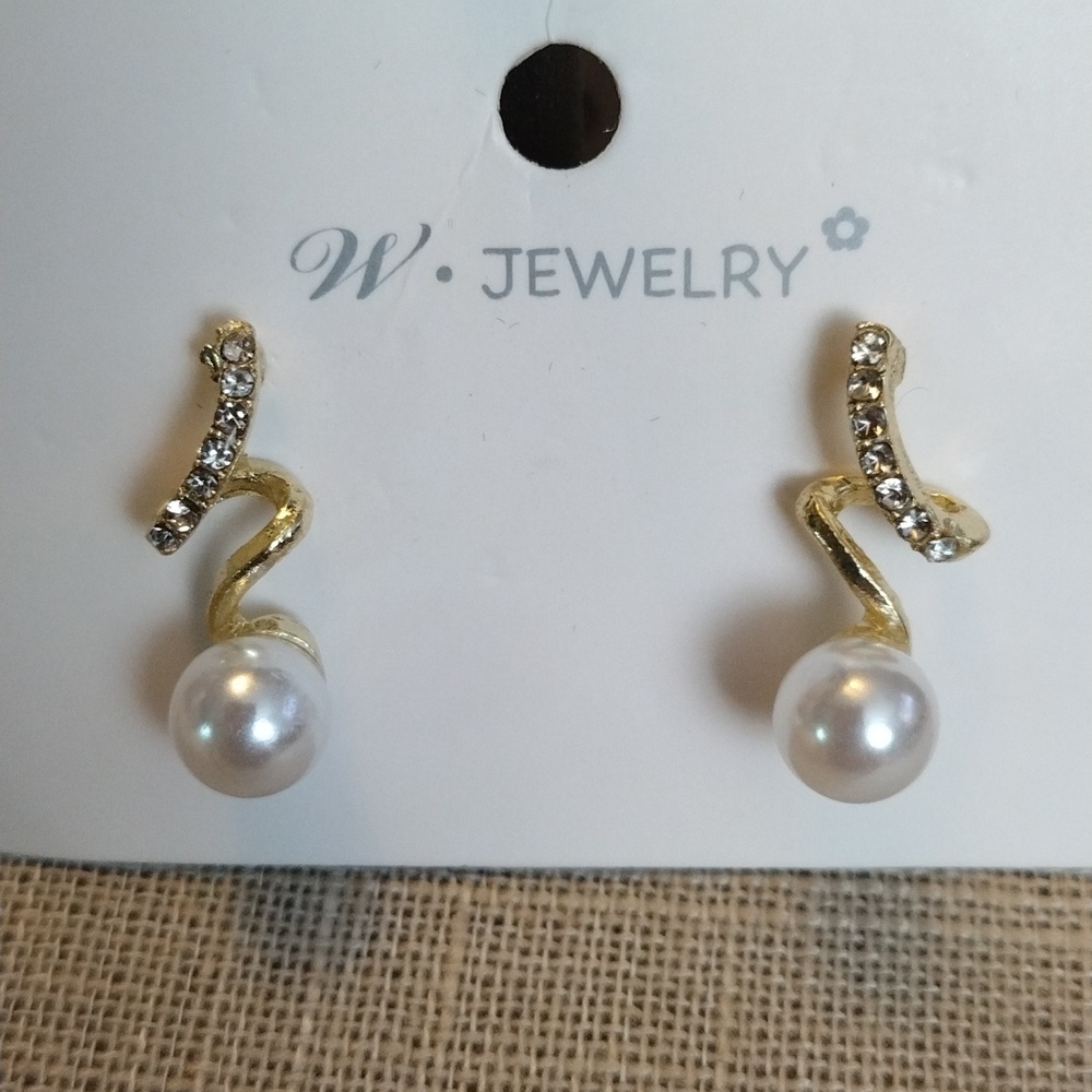 Elegant twist goldtone rhinestone pearl drop earrings with "Diamond" detail - Picture 1 of 4